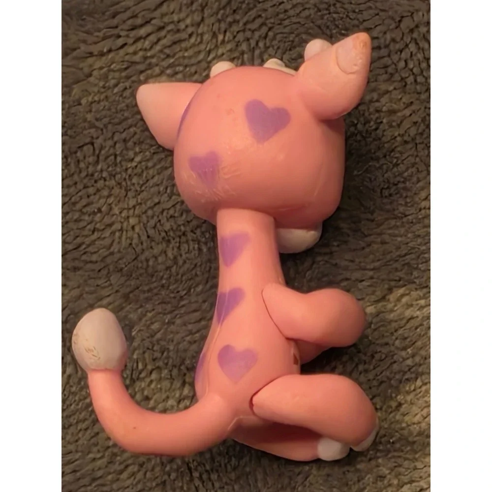 WowWee Fingerlings Giraffe Meadow Pink Purple Hearts Interactive Toy Figure